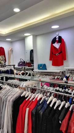 實(shí)體店倒閉潮中，深圳石巖這條街的服裝店為何月賺百萬(wàn)？